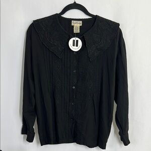 Black Button-Up Blouse with Embroidered Collar Coupe Classique